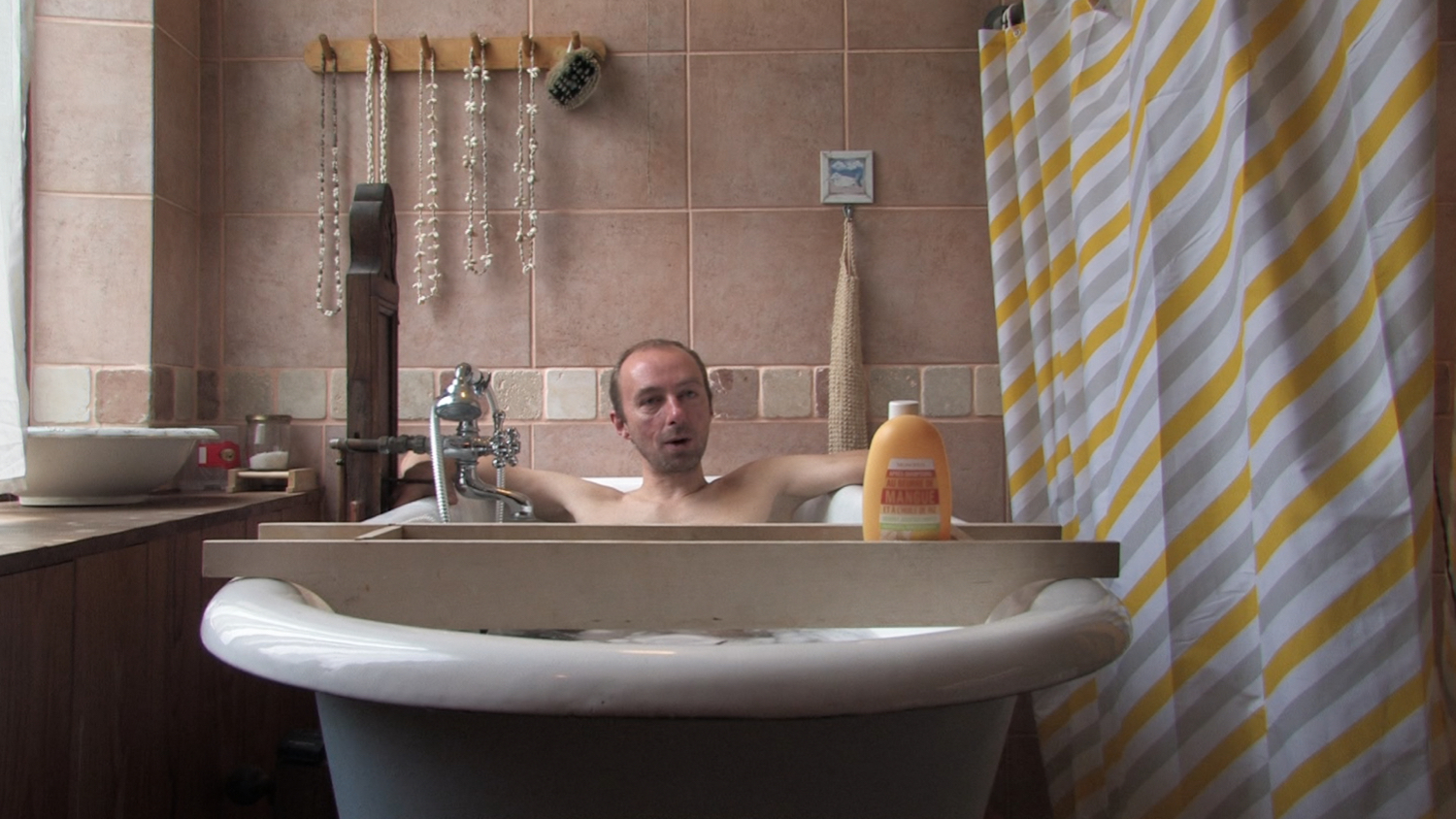 Sous la douche, le ciel, un documentaire d'Effi & Amir sur DoucheFLUX