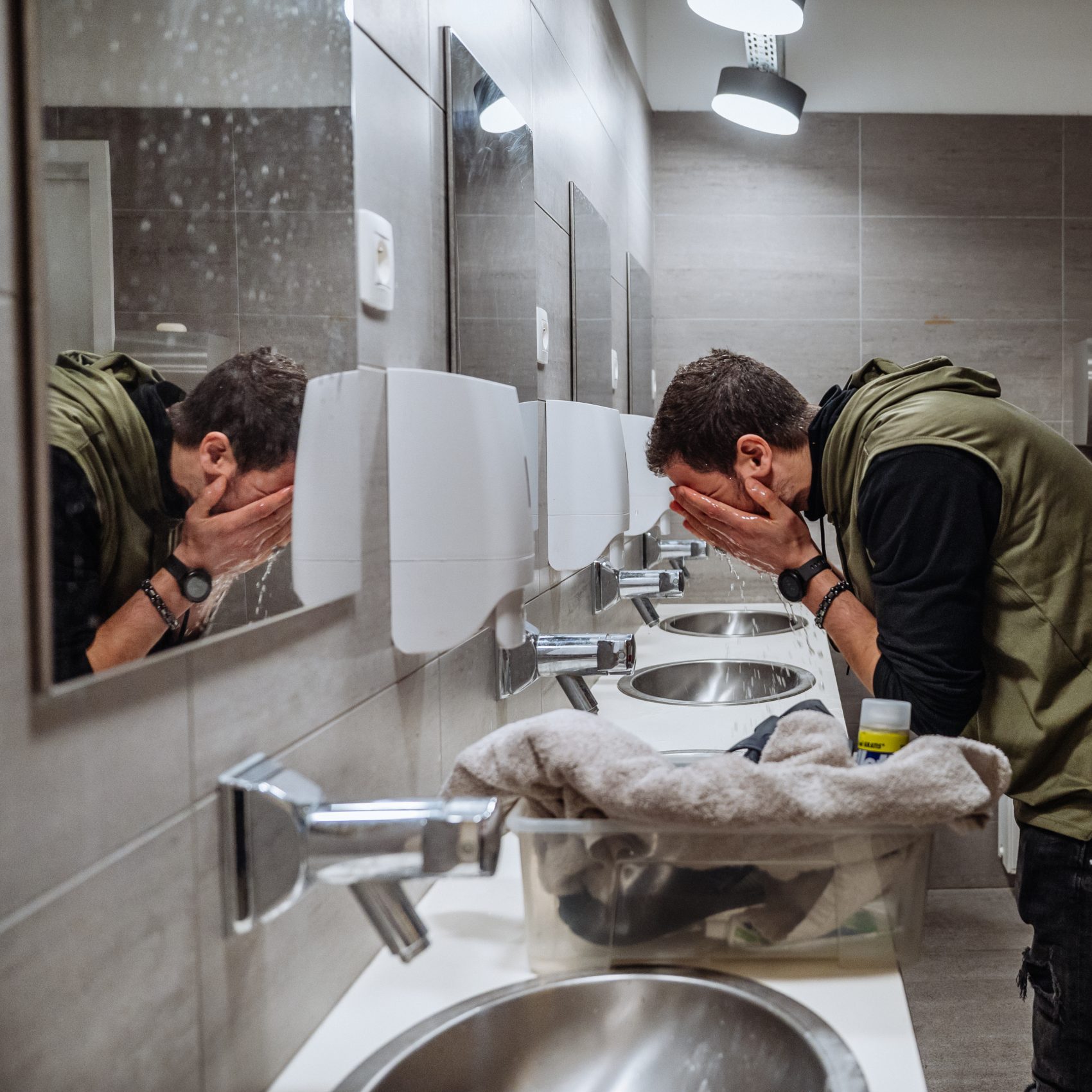 Personnes sans chez soi sans abri qui se douchent à DoucheFLUX