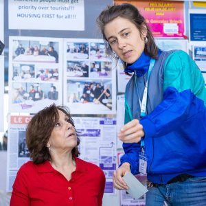 Bénévole pour un atelier créatif lors de la journée des femmes en 2025