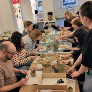 Atelier céramique créatif ouvert à toutes et tous et pour les personnes sans chez-soi