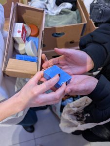 L'infirmière de DoucheFLUX distribue des dons de savons aux personnes sans chez-soi