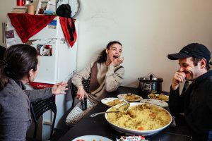 l'équipe du housing first de DoucheFLUX en conversation avec une personne chez elle.