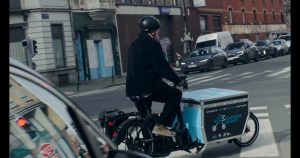 Un bénévole médiathèque volante pédale en rue